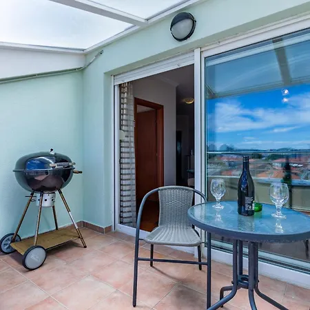 Di Di Taj With Large Balcony And Bbq 아파트 자다르